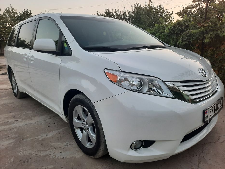 Tayota Sienna 2015