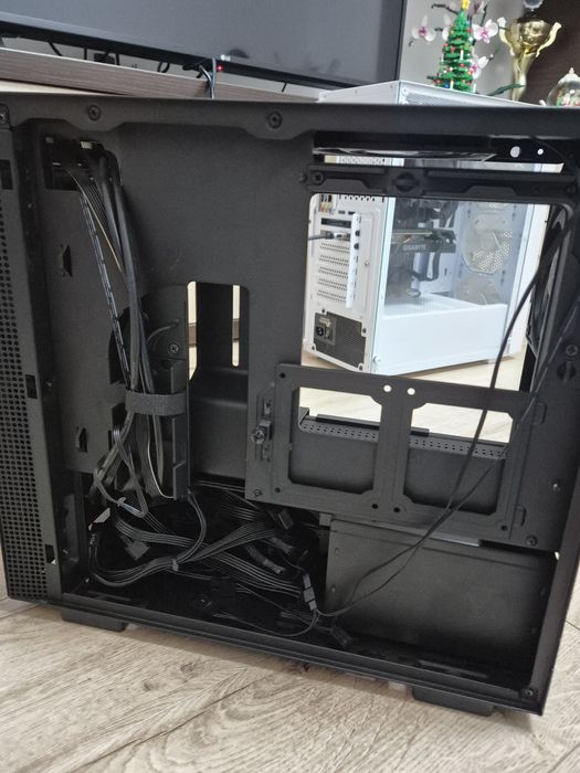 Carcasa NZXT H210i + sursa Segotep 500w modulara.