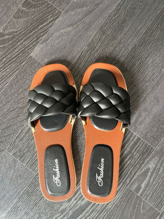 Чисто нови чехли