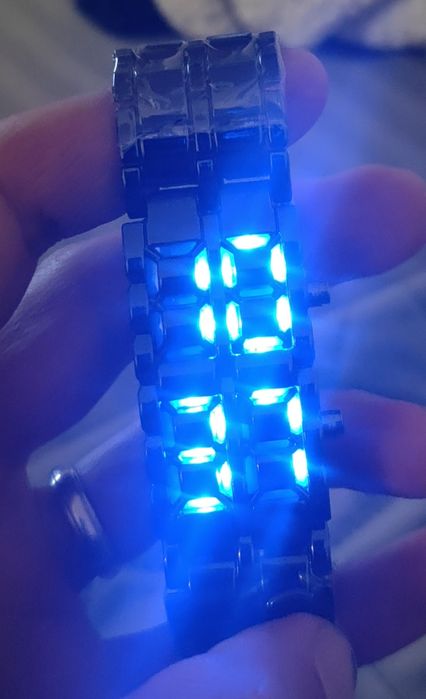 Ceas binar model deosebit