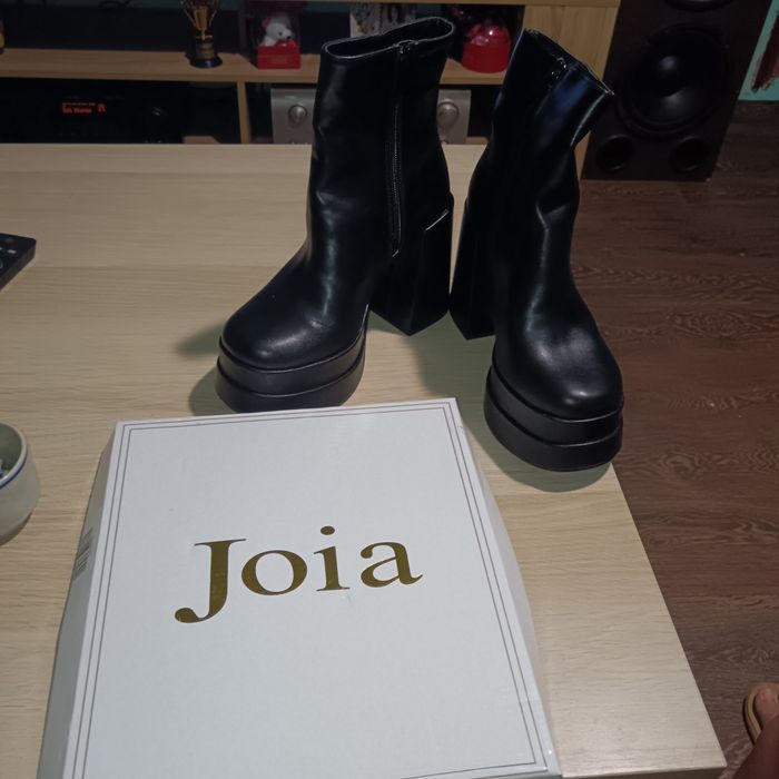 Черни боти с ток