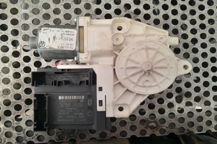 Motoras macara geam fata stanga 1k5837401 Volkswagen VW Golf 5 [2003