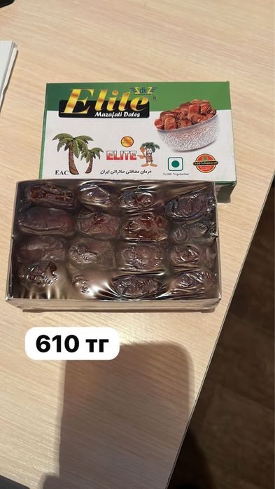 Құрмалар бар көп мөлшерде балғын достовка бар