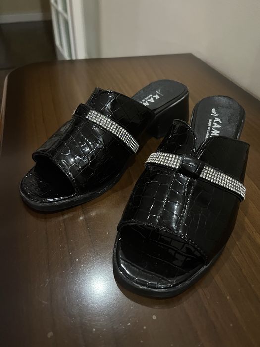 Аёлларни оёқ кийими сотилади.