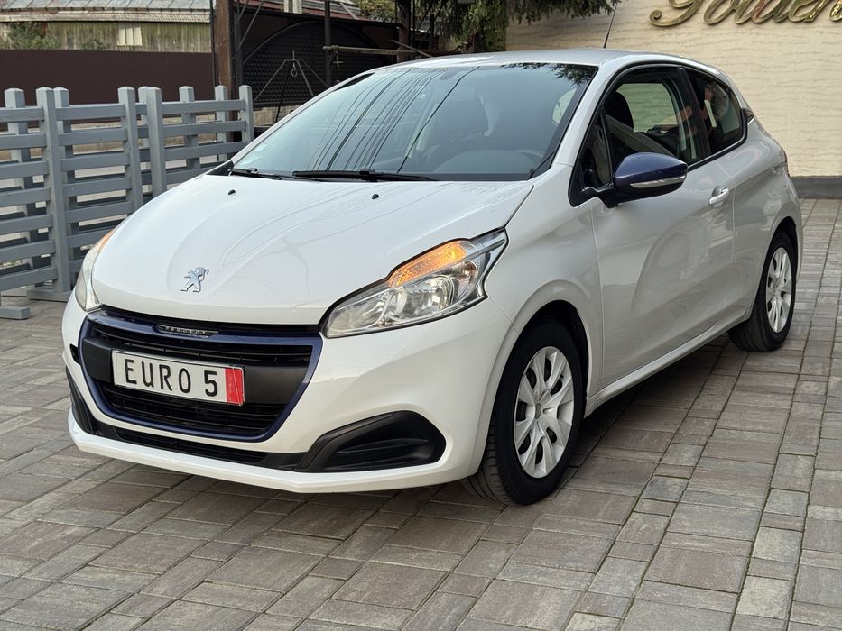 PEUGEOT 208