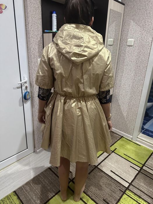 Златиста рокля с качулка