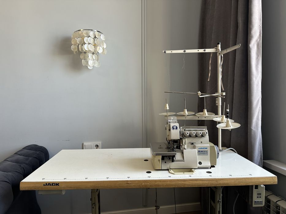 Продам оверлок Jack