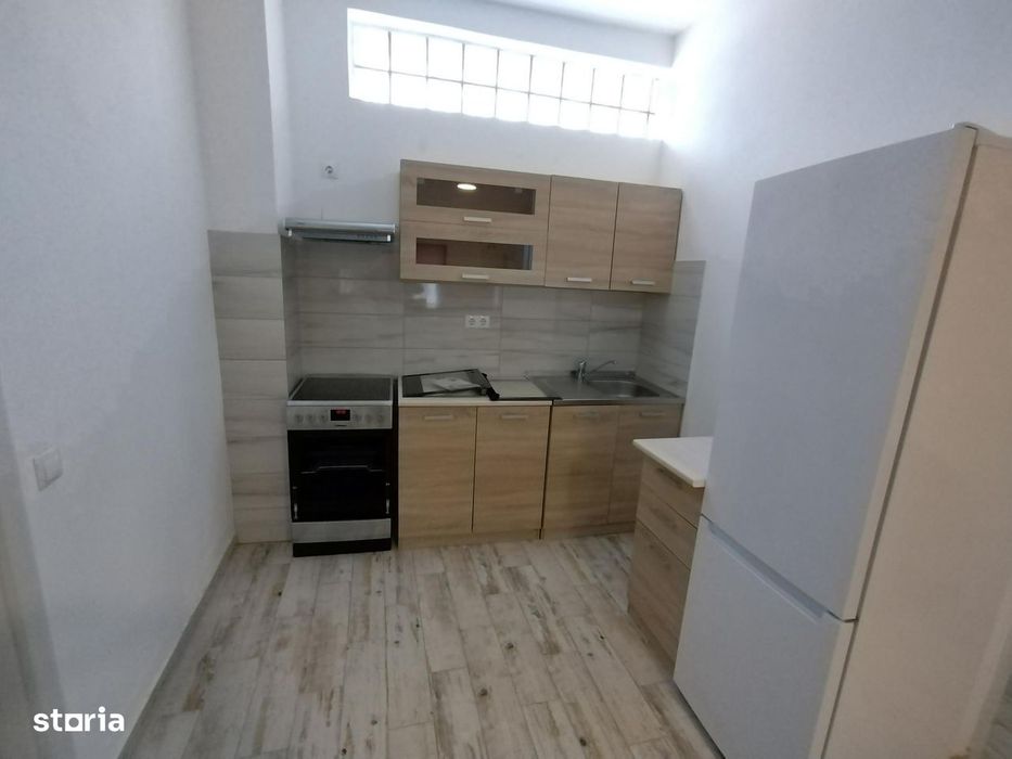INCHIRIEZ apartament 3 camere ,recent renovat,zona Turnisor — fotografia 3