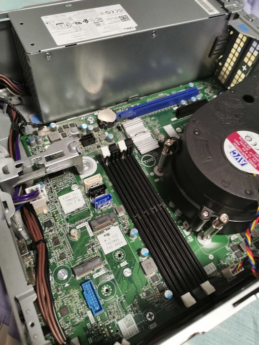 Продавам Dell Optiplex 5090 SFF за части или ремонт