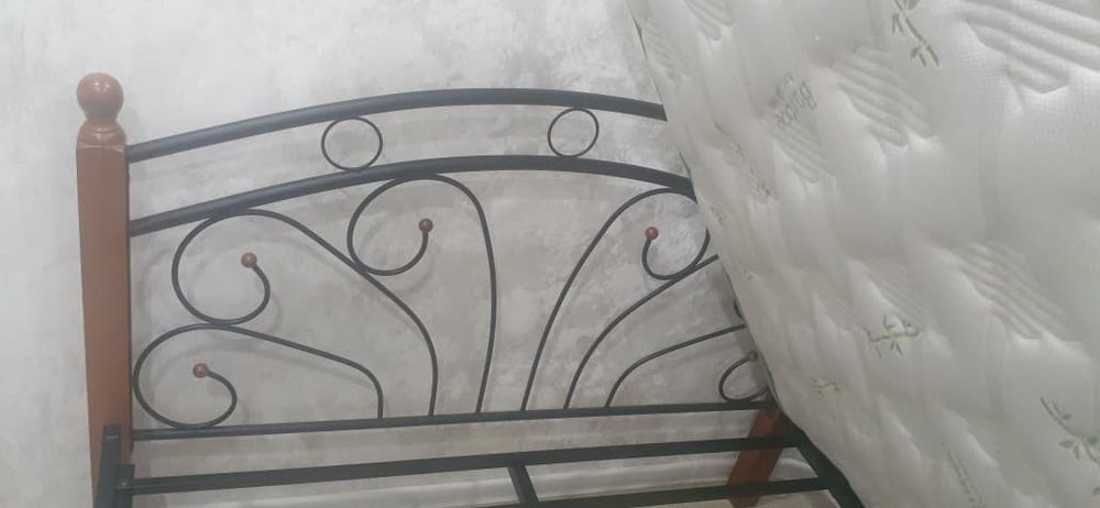 Продам кровать с матрасом