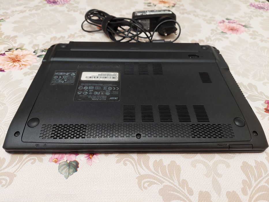 Лаптоп Acer Aspire One 756-877; отлично състояние; с предпазен калъф