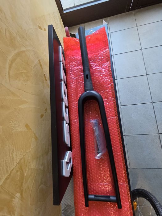 Furca de carbon pentru gravel