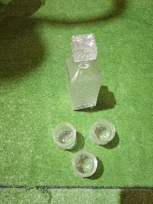 Гарафа с 3 чаши.