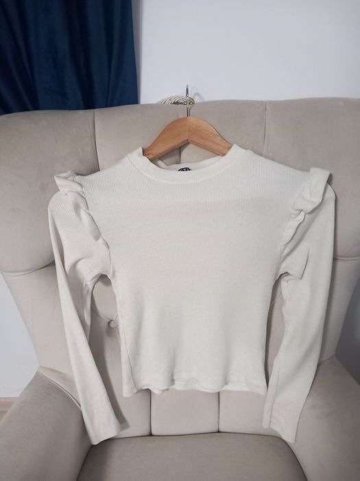 Pulover cu volane la umeri alb unt