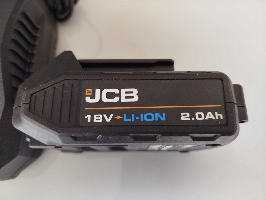 к-т JCB батерия 18V li-ion 2Ah и зарядо 2.4A НОВИ