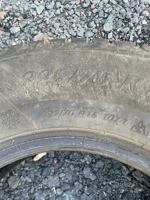 Продам зимнюю резину 225/70/R16