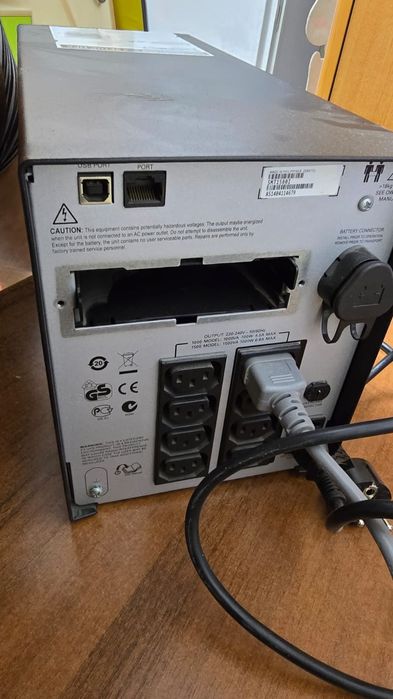 UPS / stabilizator de tensiune APC 1500 cu 2 baterii incluse