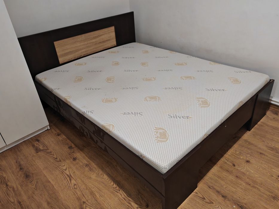 Vând pat cu saltea și birou