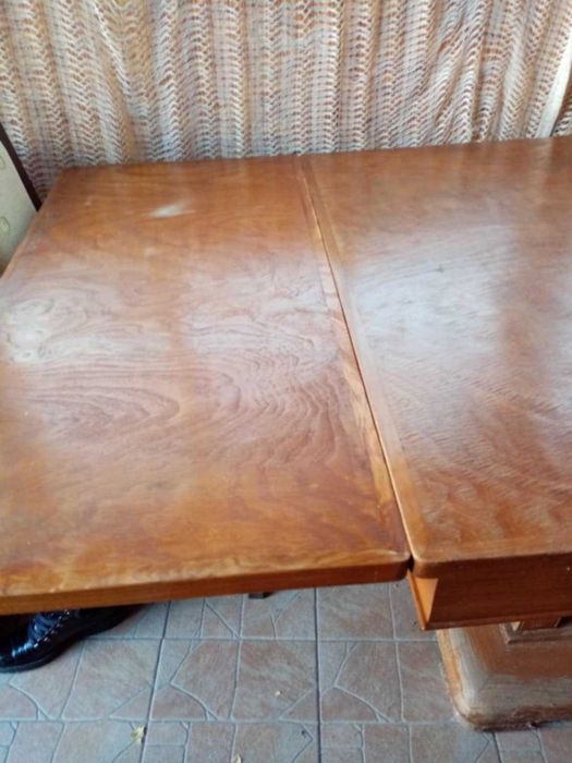 2 бр. масивни старинни маси и 4 бр. старинни столове