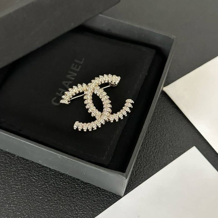 C*H*A*N*E*L брошки