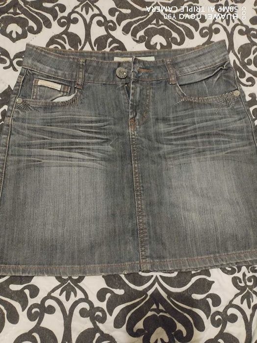 Продава дънкови поли