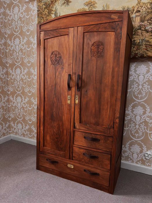 Реновиран гардероб, от масивно дърво