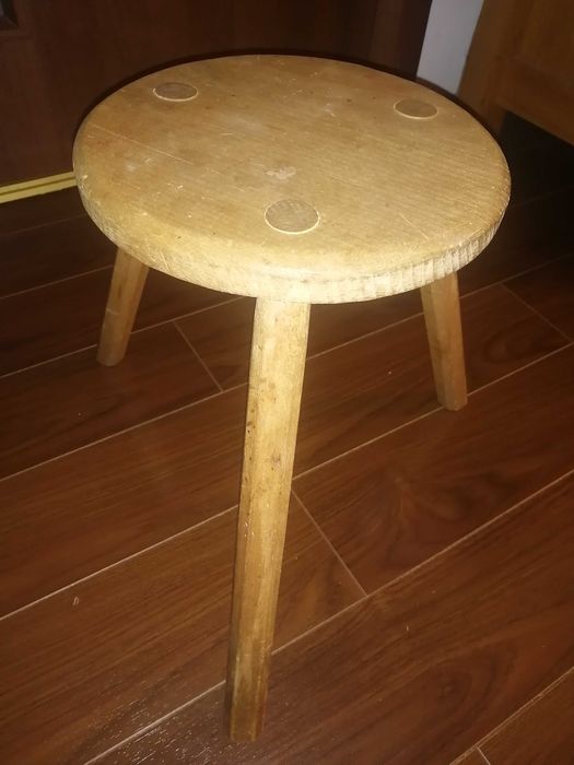 masa lemn rotunda sau dreptunghiulara cu 3 scaune cu 3 picioare