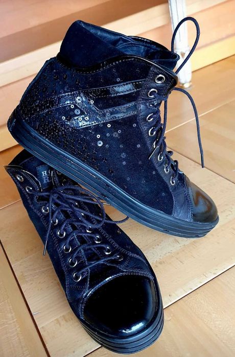 Ghete din piele , Hogan Rebel