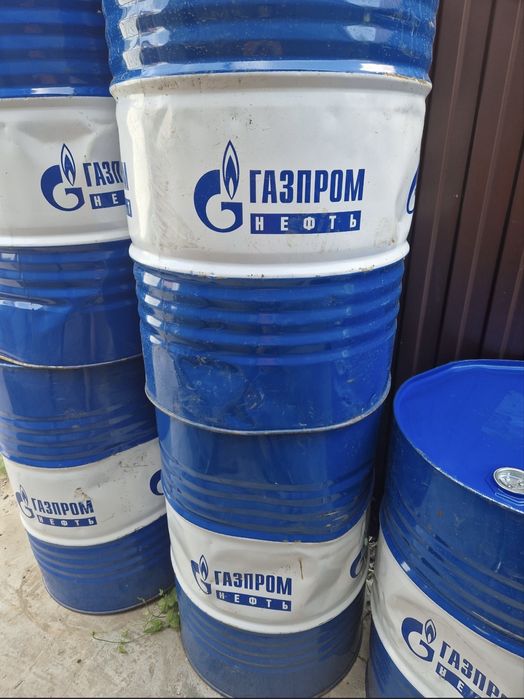 Пустые металлические бочки