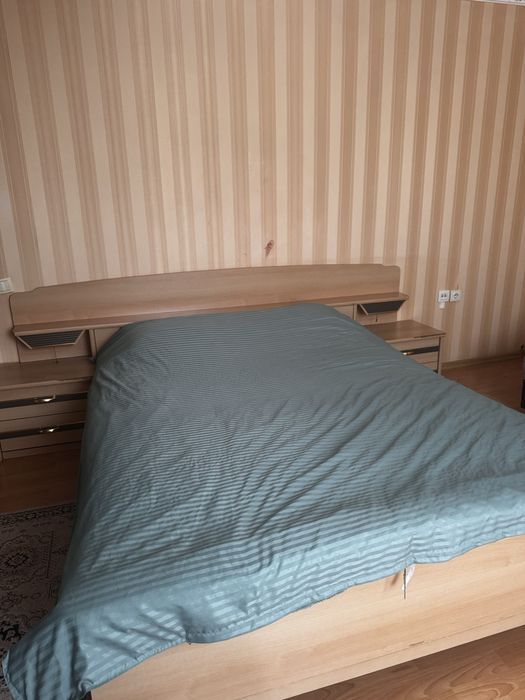 Продам даухспалтная кровать с матрасом и тумбочками х