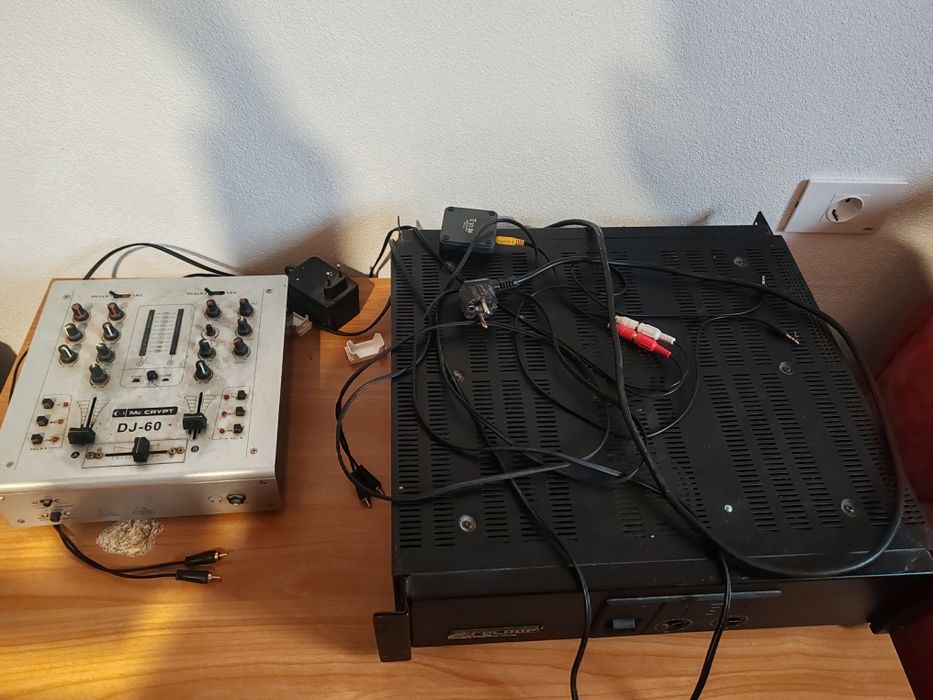 Vând 2 Boxe MC CRYPT cu statie și mixer