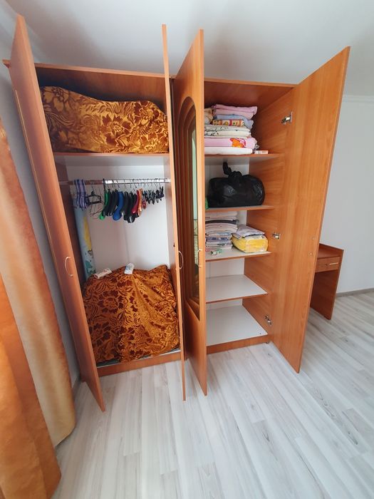 Dormitor complet  – pat dublu, saltea,șifonier, comodă, noptiere + masă de toaletă cu oglindă
