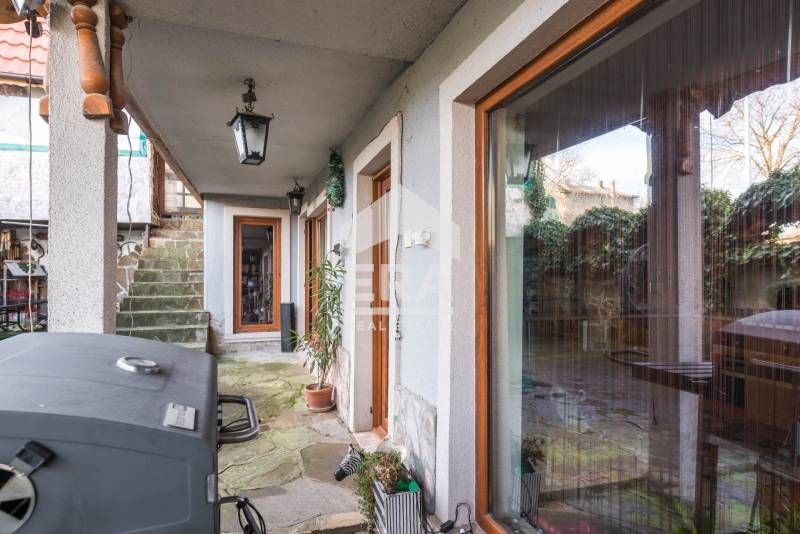 Ексклузивна, двуетажна, обзаведена къща за продажба, с работещ магазин