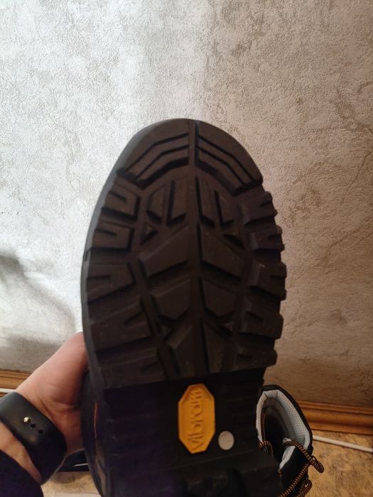 Продам спец обувь.