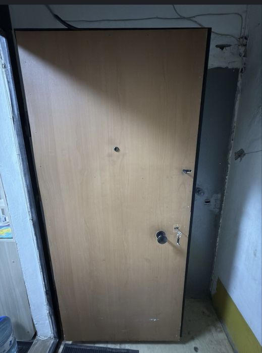 Продам входную дверь