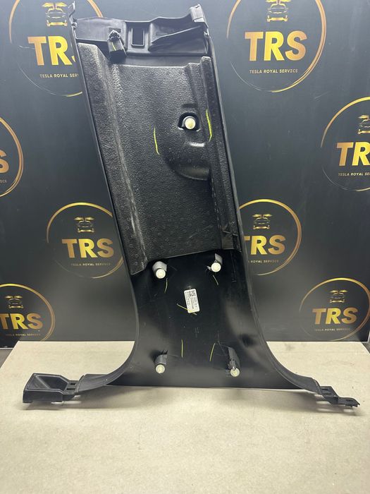 Облицовка на централната колона долна Tesla model Y