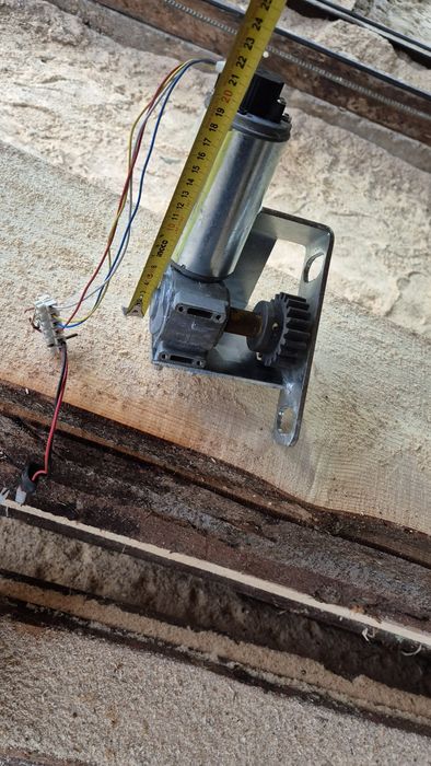 Motor electric 12 V reductor cu pinion