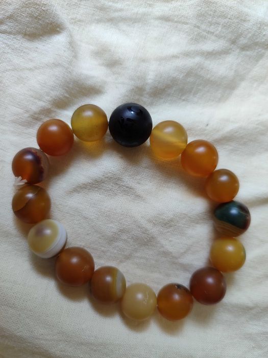 Три гривни от естествени материали