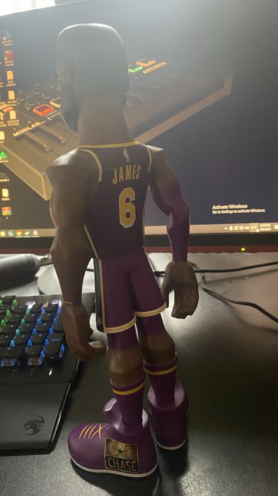 Funko Vinyl Gold Chase Lebron James 12inch