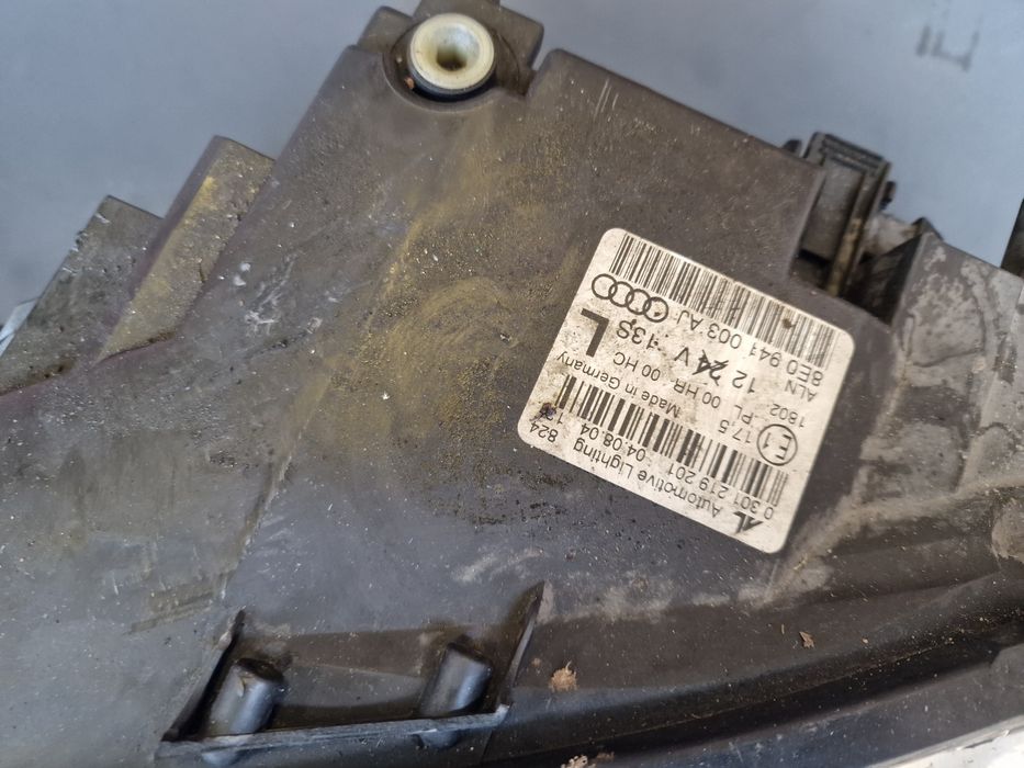 Far stânga cu ureche rupta Audi A4 B7  de Europa
