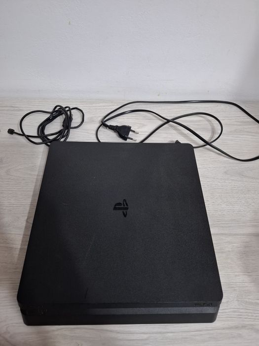 Vând PS4 cu 2 controller + jocuri
