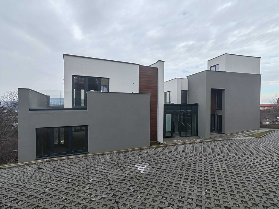 Doua clădiri noi, împreună sau separat