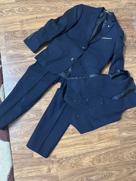 Классический школьный костюм