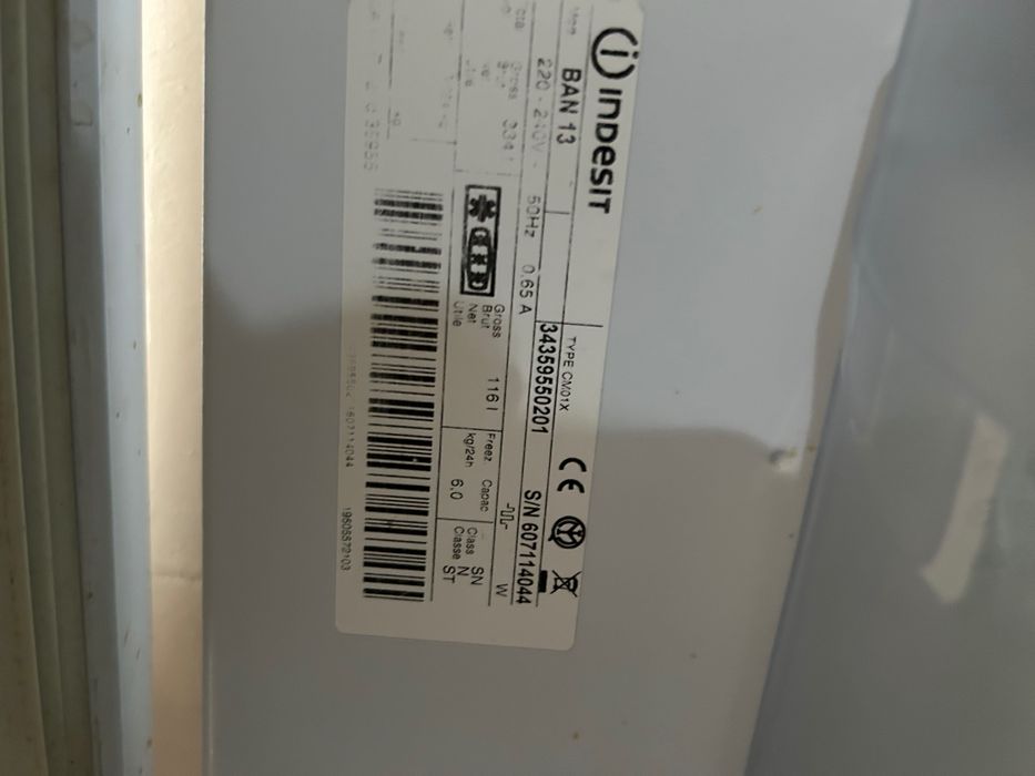 Хладилник Indesit с долен фризер