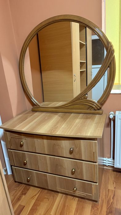 Vând mobilă dormitor pat + noptiere + comodă cu oglindă