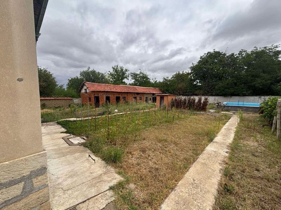 Двуетажна тухлена къща с басейн