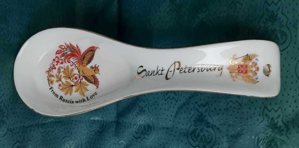 Средни и малки порцеланови фигурки от различни държави