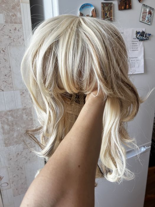 Красивый густой парик