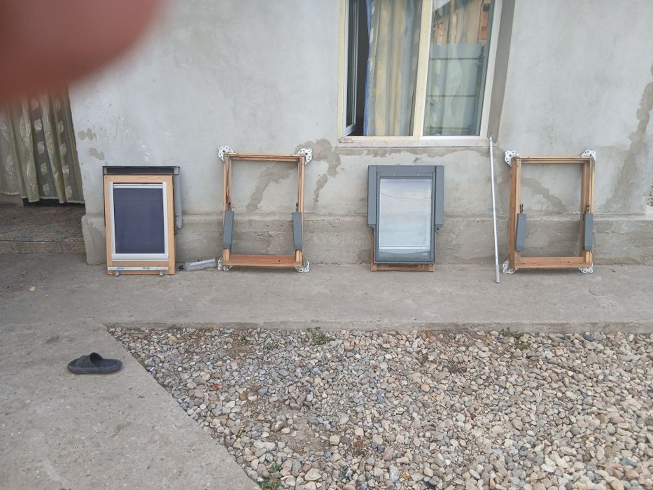 De vinzare 2 geamuri velux in stare buna si restul ce se vede in poza
