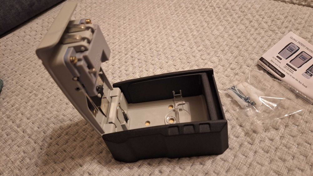 Cutie (caseta) metalica cu cifru, pentru chei, spatioasa